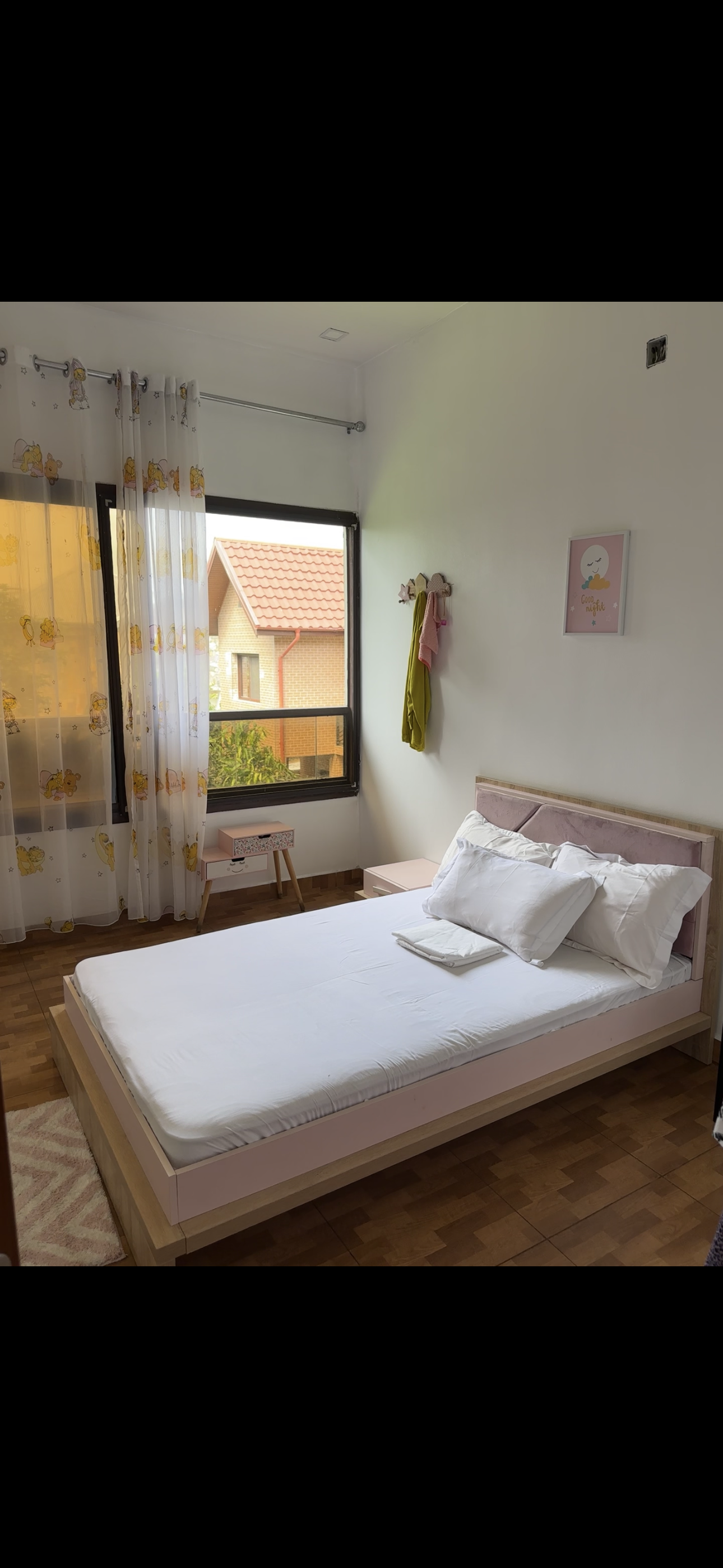 Lit complet enfant et matelas  inclus et garde robe ( dressing + commode)