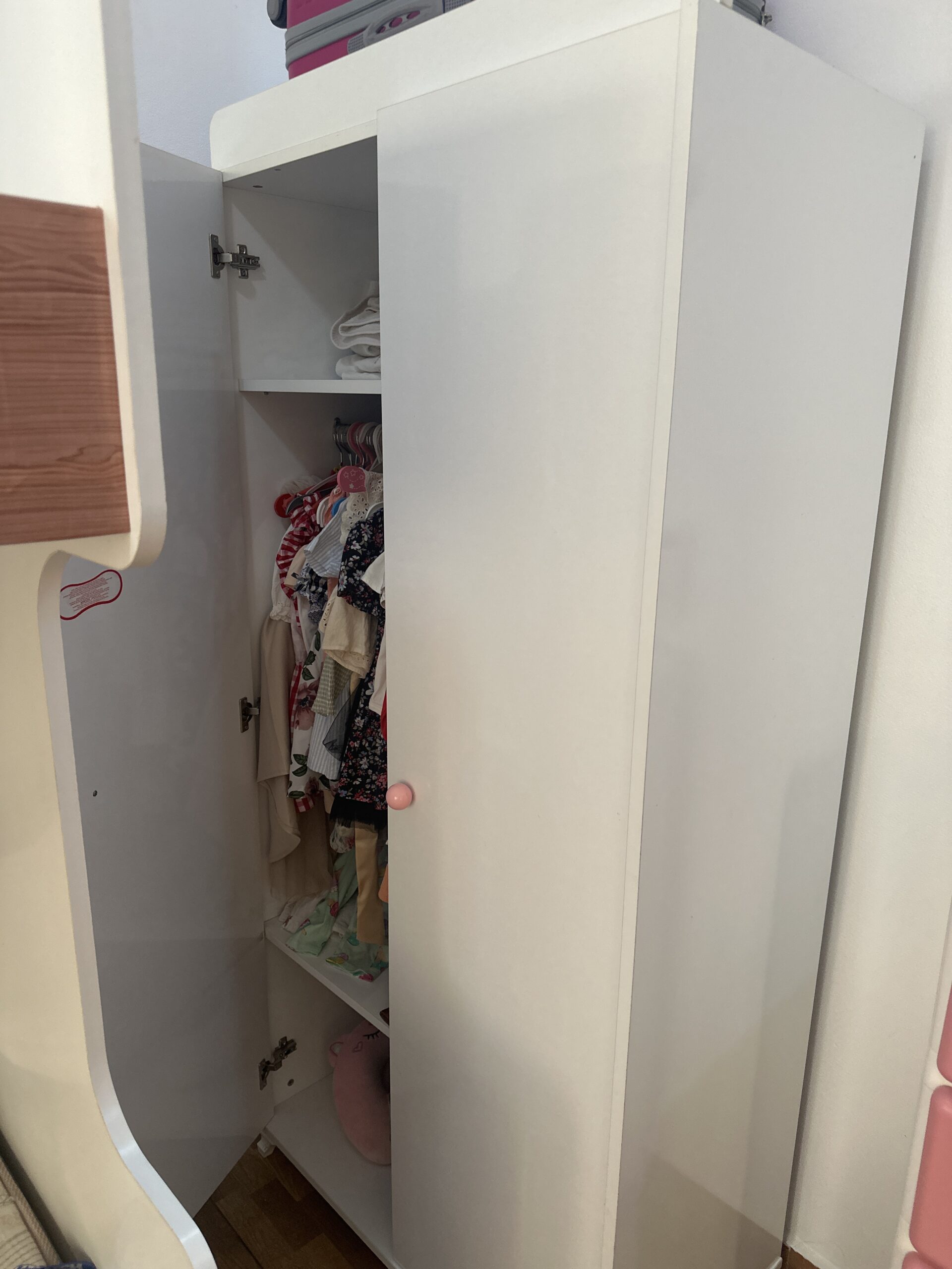 Lit complet enfant et matelas  inclus et garde robe ( dressing + commode)