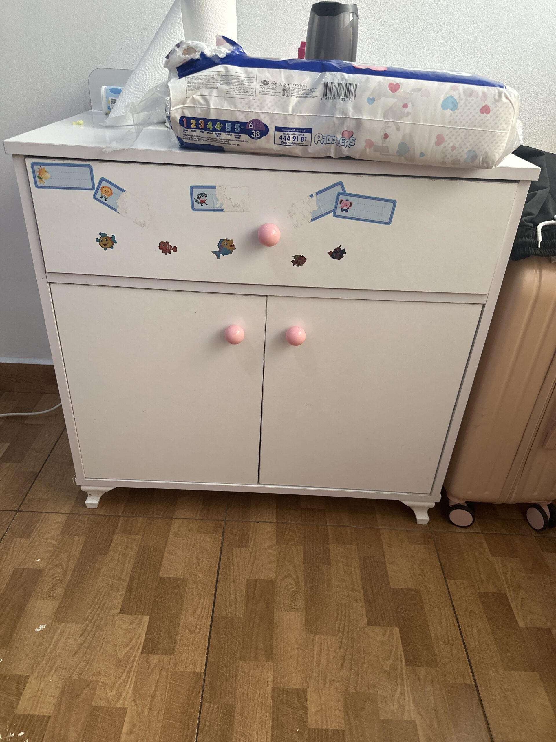 Lit complet enfant et matelas  inclus et garde robe ( dressing + commode)