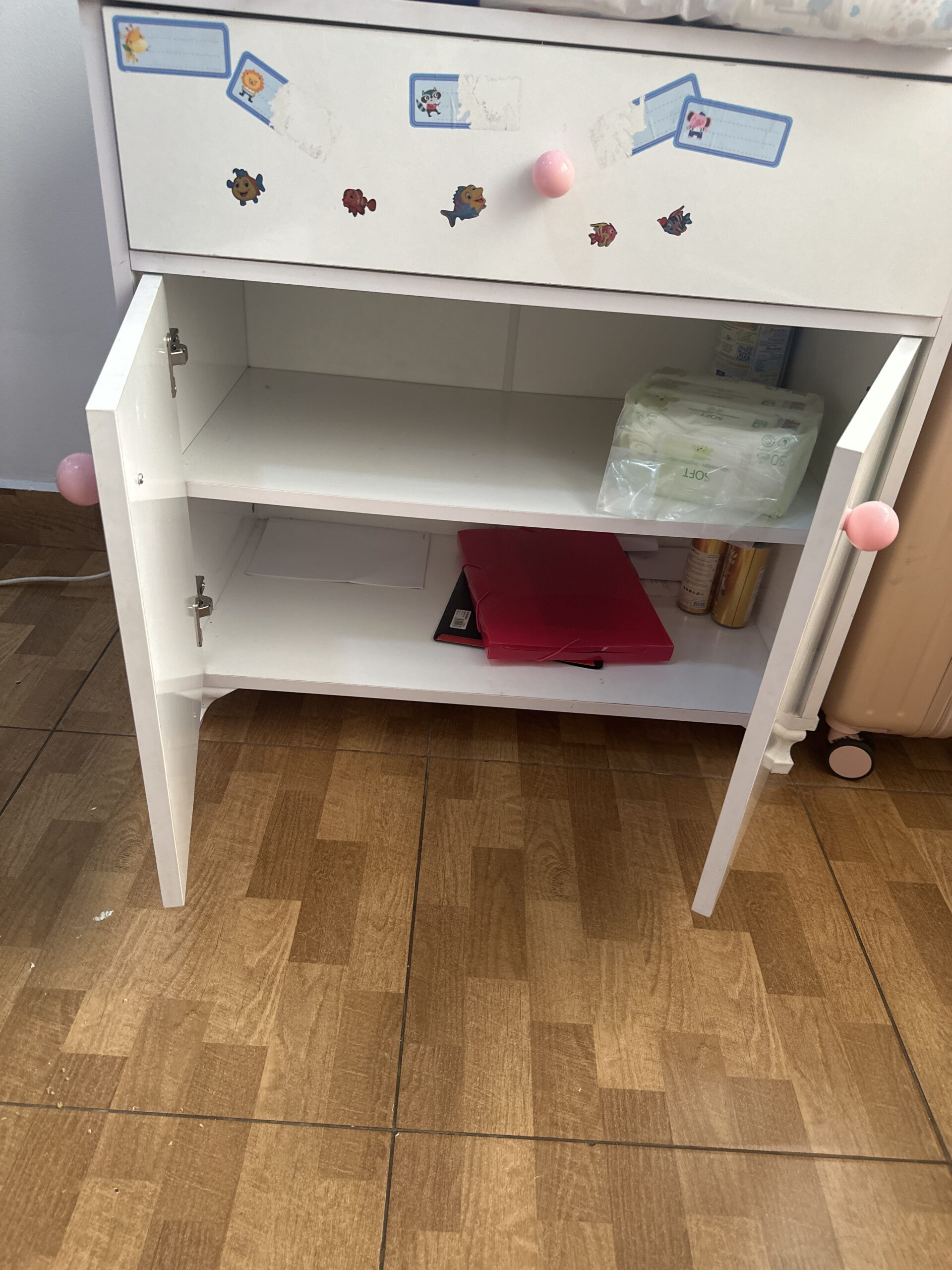 Lit complet enfant et matelas  inclus et garde robe ( dressing + commode)