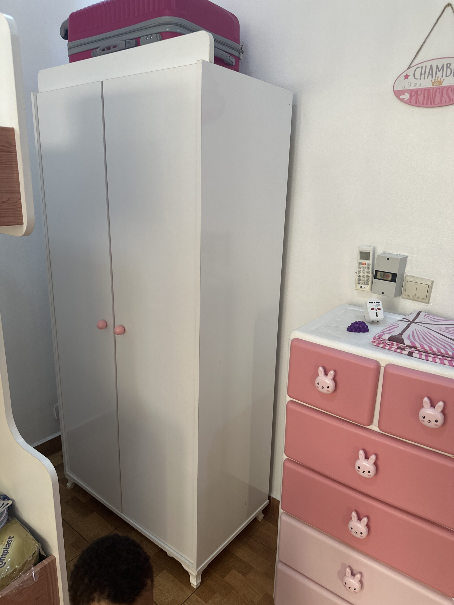 Lit complet enfant et matelas  inclus et garde robe ( dressing + commode)